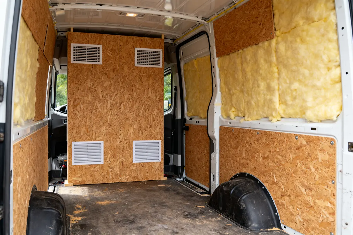 Aménagement intérieur de fourgon optimisé avec panneaux pour isolation thermique et acoustique