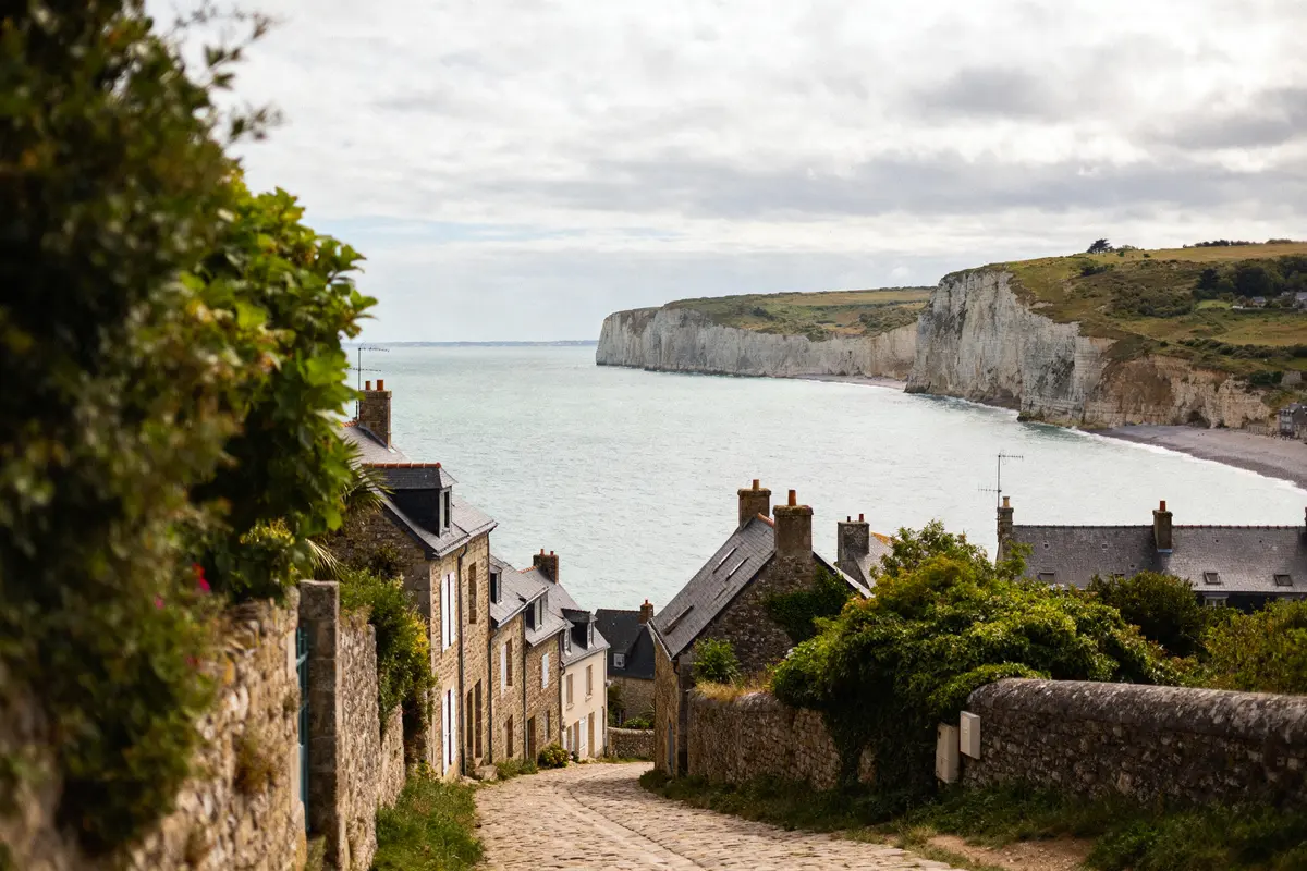 Rue pittoresque à Villerville avec vue sur les falaises, proche de Sophie Davant